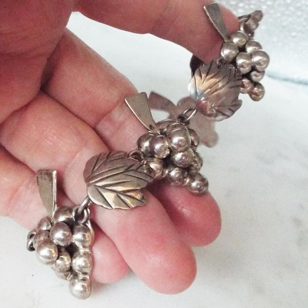 ANTIQUE TAXCO MEXICO STERLING REPOUSSE GRAPES AND LEAVES CLUSTERS BRACELET 34 - Picture 3 of 6